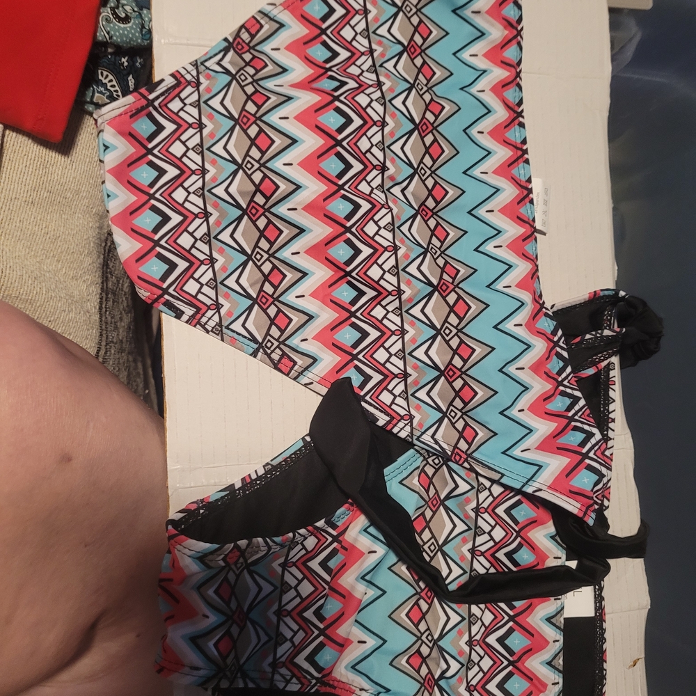 Geometric Patterned Bikini Set - Picture 3 of 9